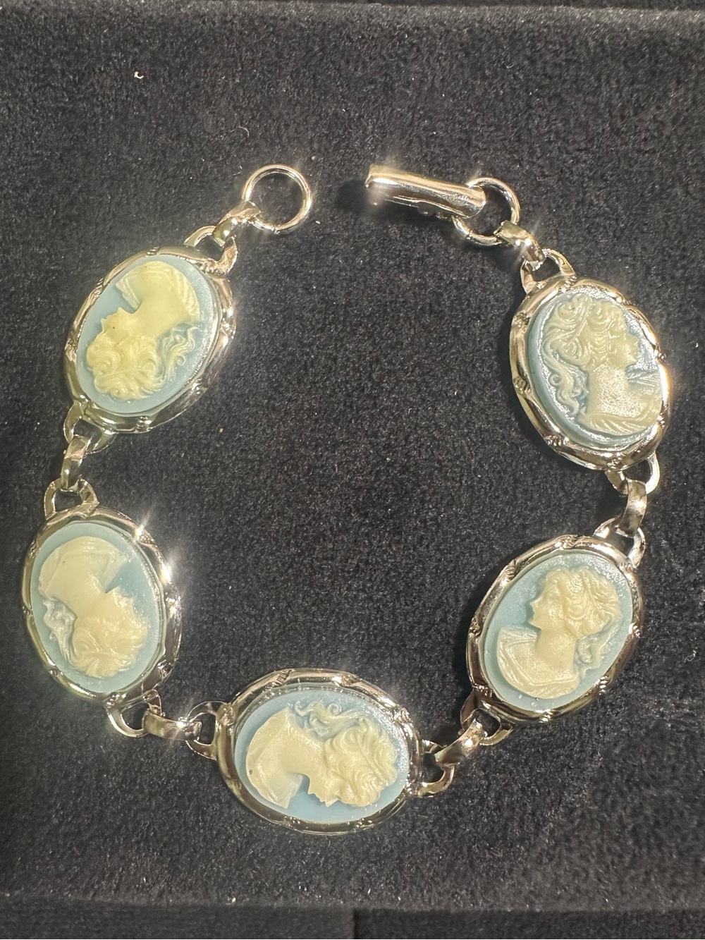 NOS: Vtg Left and Right Facing Lucite Cameo Link Bracelet